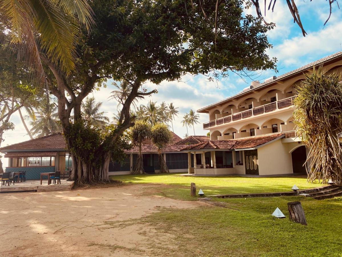 Sri Gemunu Beach Resort Unawatuna Exterior foto