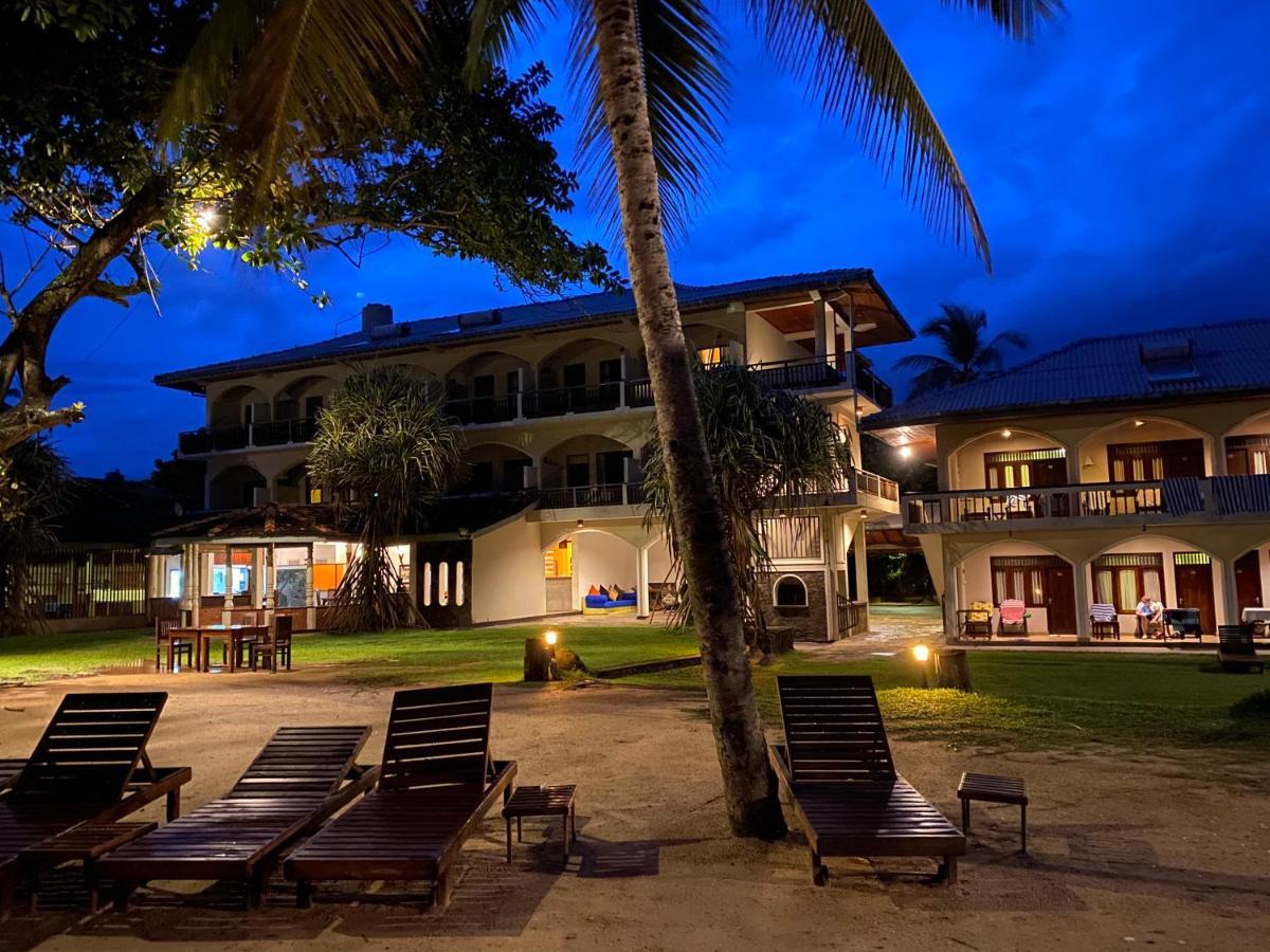 Sri Gemunu Beach Resort Unawatuna Exterior foto