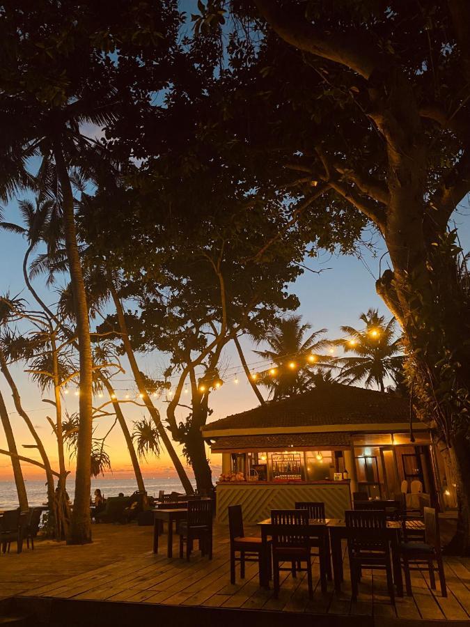 Sri Gemunu Beach Resort Unawatuna Exterior foto
