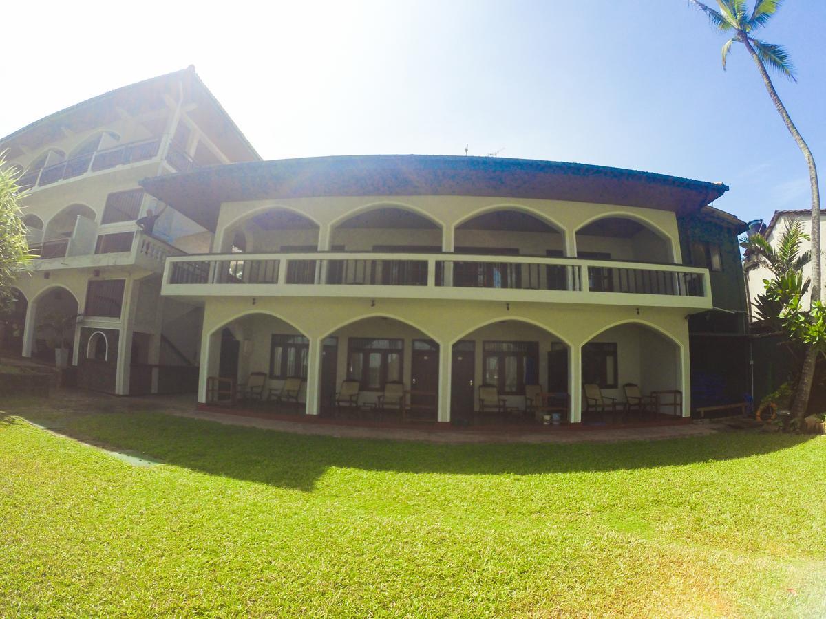 Sri Gemunu Beach Resort Unawatuna Exterior foto
