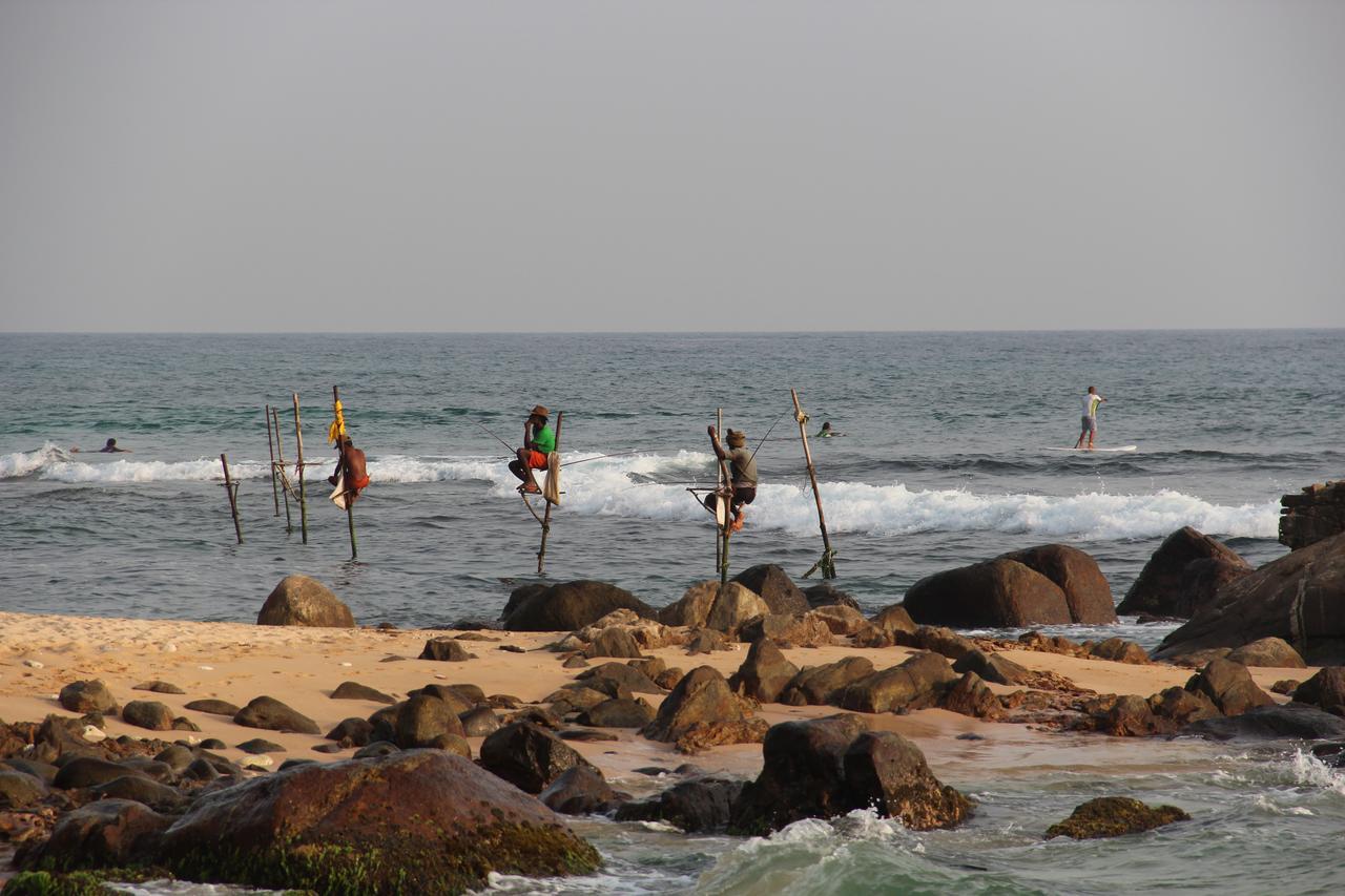 Sri Gemunu Beach Resort Unawatuna Exterior foto