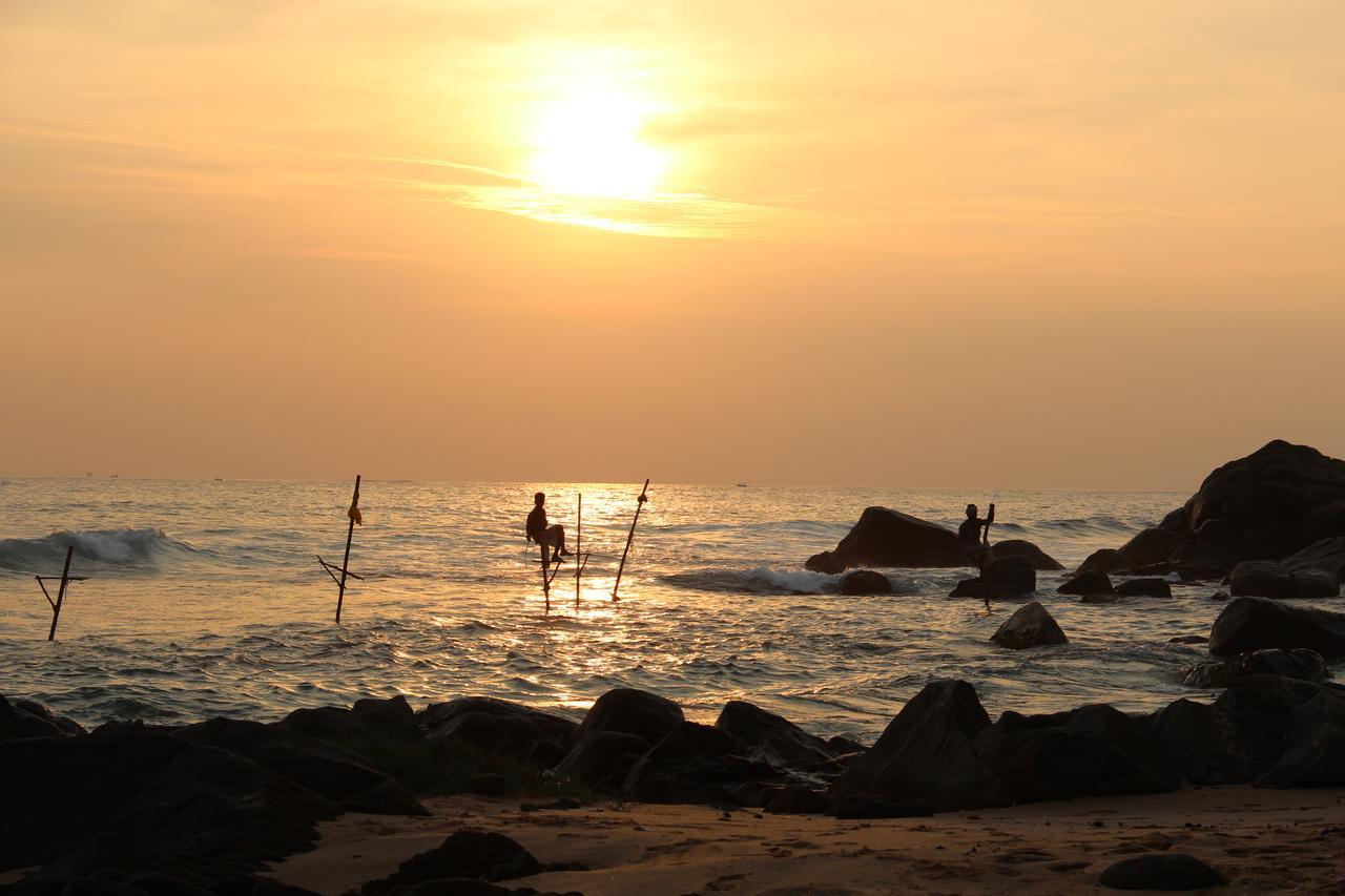 Sri Gemunu Beach Resort Unawatuna Exterior foto