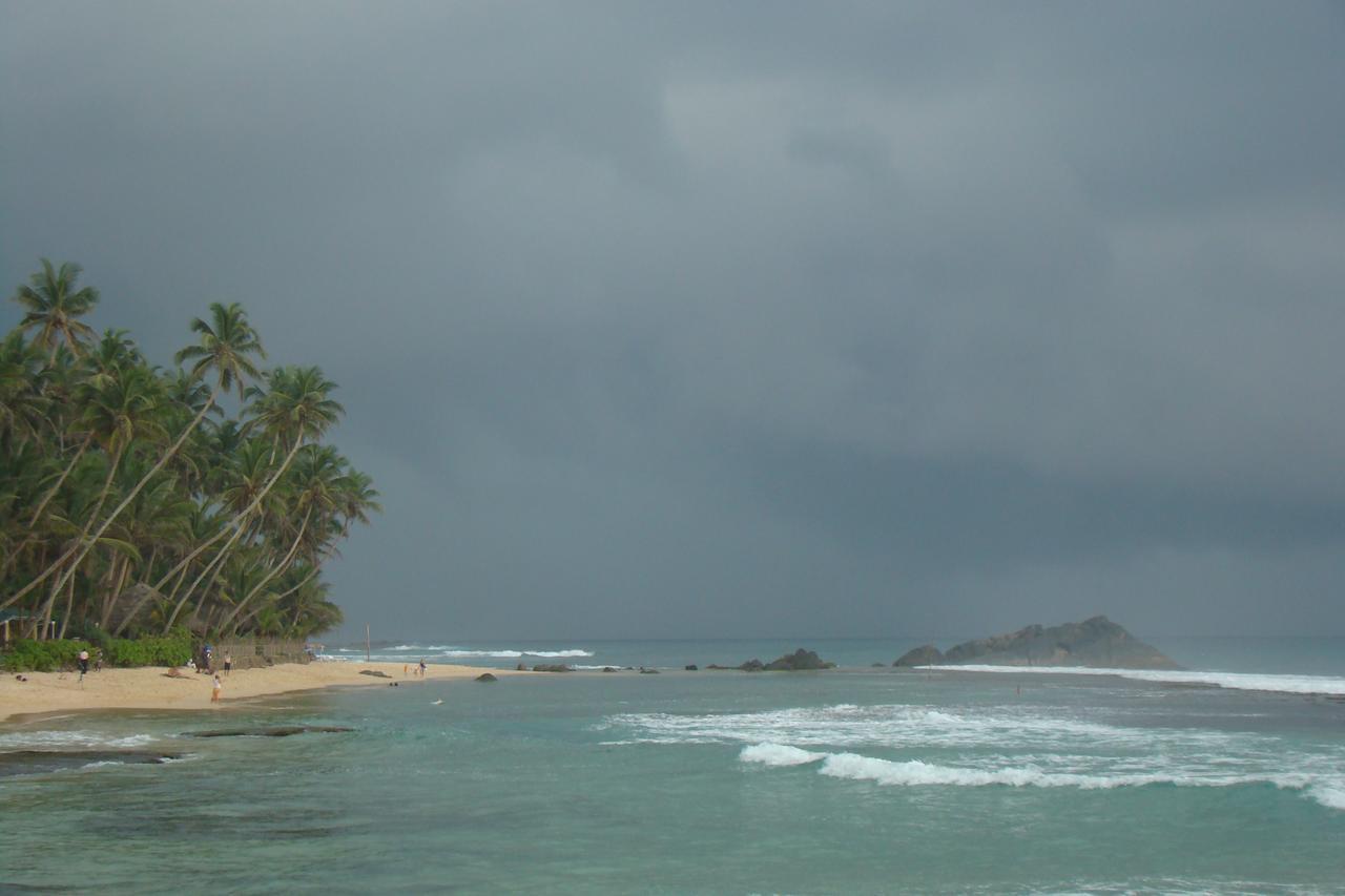 Sri Gemunu Beach Resort Unawatuna Exterior foto