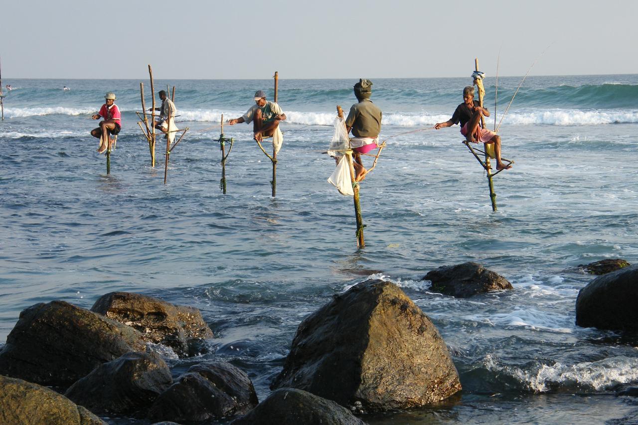 Sri Gemunu Beach Resort Unawatuna Exterior foto