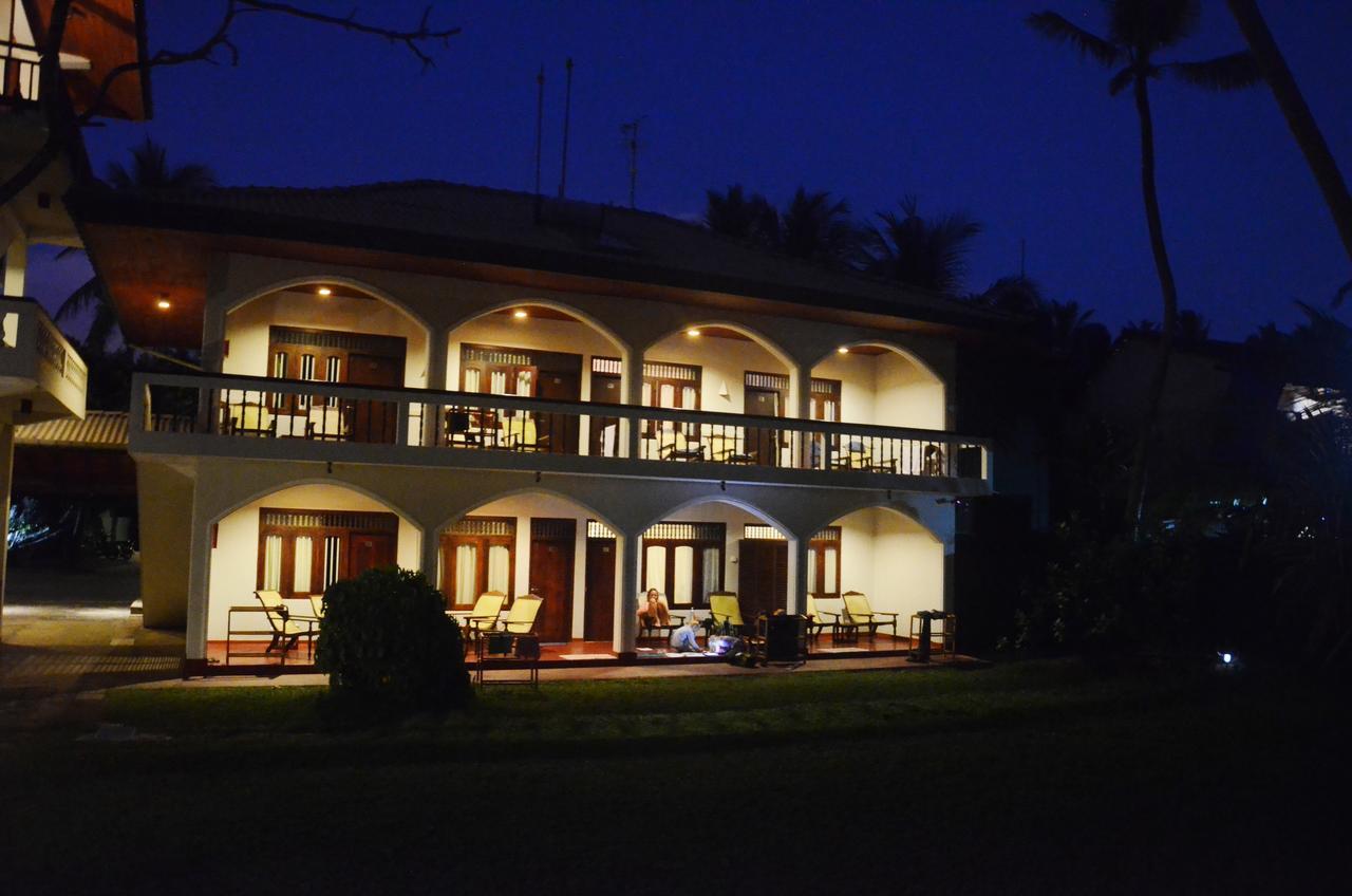 Sri Gemunu Beach Resort Unawatuna Exterior foto