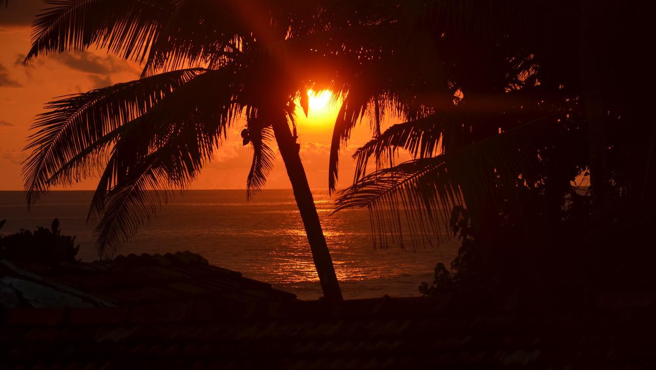 Sri Gemunu Beach Resort Unawatuna Exterior foto