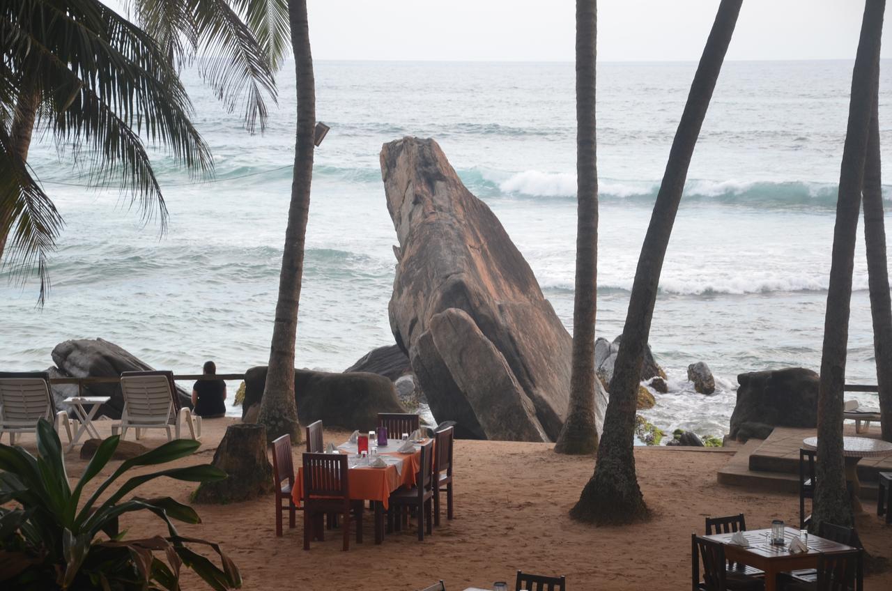 Sri Gemunu Beach Resort Unawatuna Exterior foto