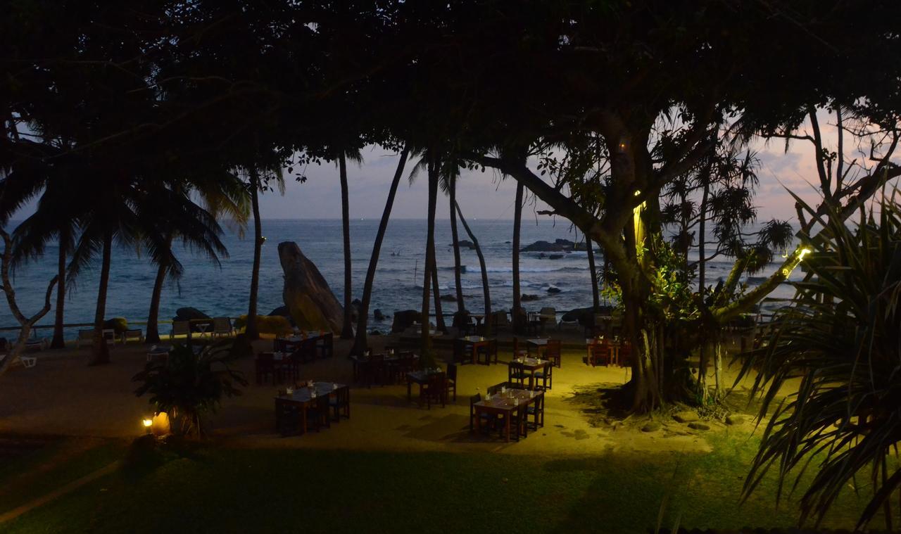 Sri Gemunu Beach Resort Unawatuna Exterior foto