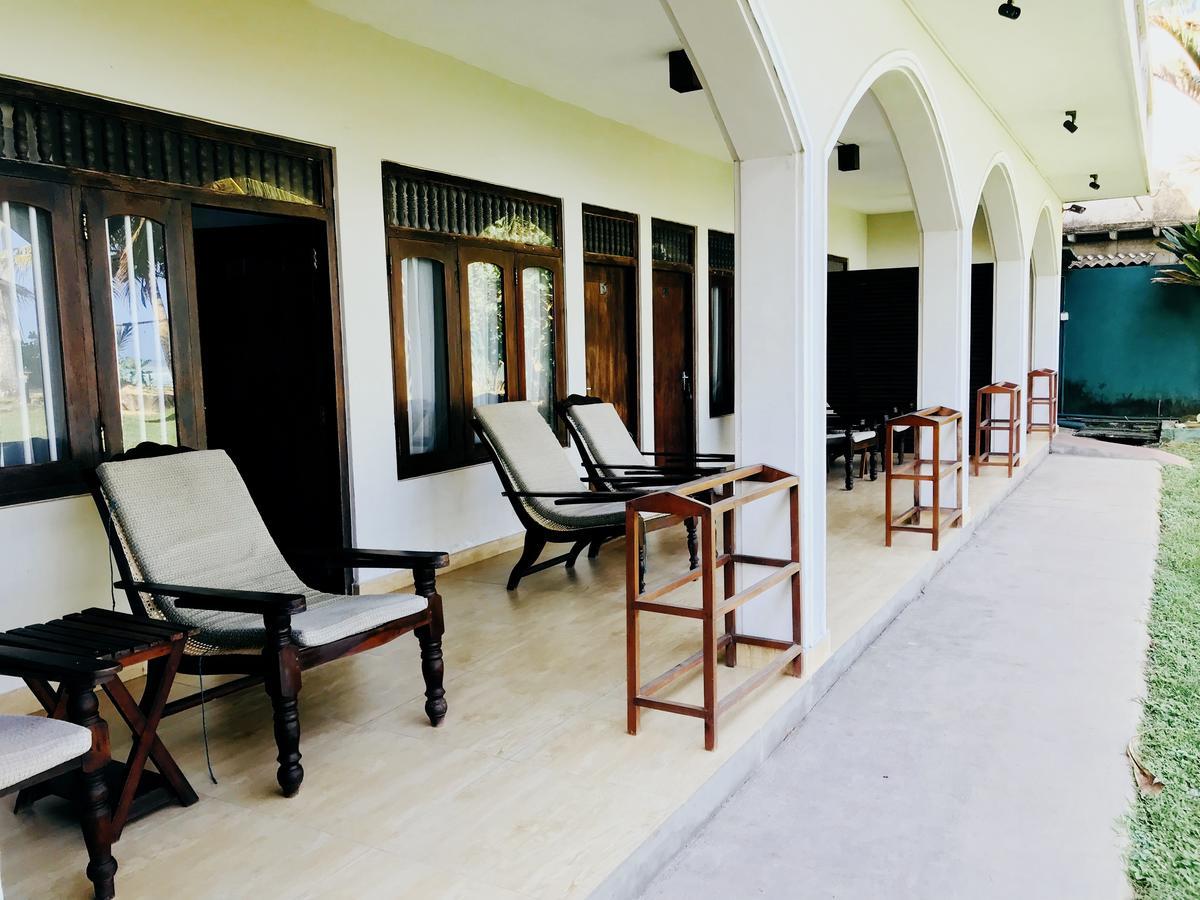 Sri Gemunu Beach Resort Unawatuna Exterior foto