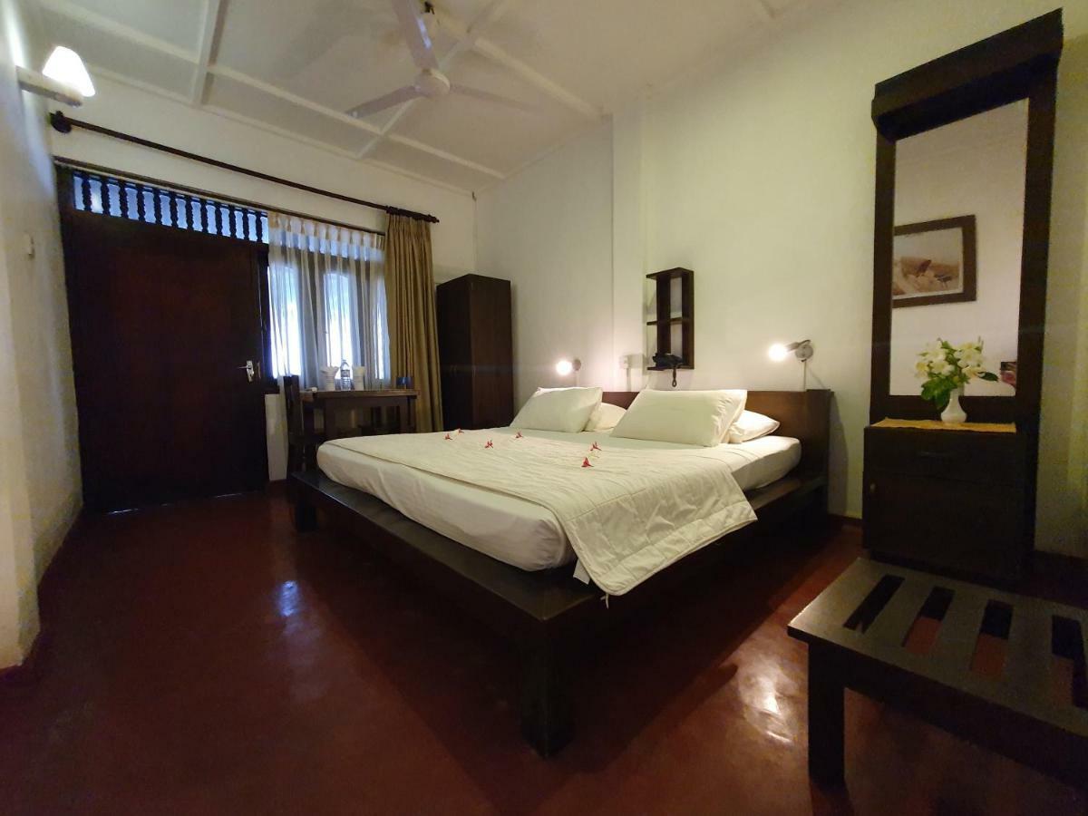Sri Gemunu Beach Resort Unawatuna Exterior foto