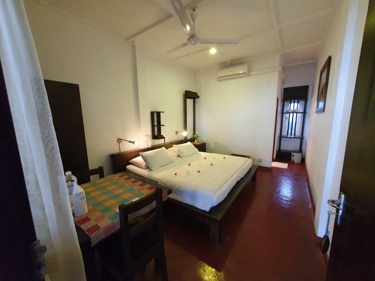Sri Gemunu Beach Resort Unawatuna Exterior foto