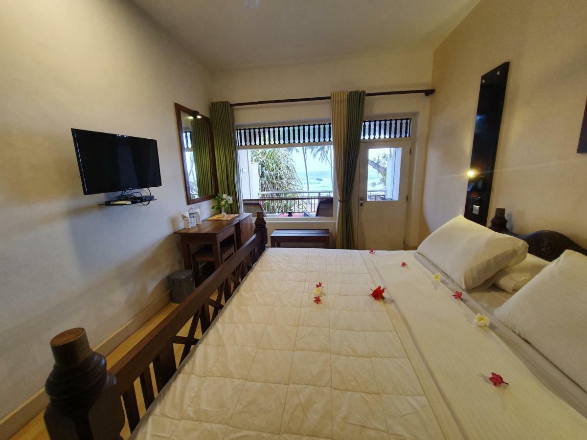 Sri Gemunu Beach Resort Unawatuna Exterior foto