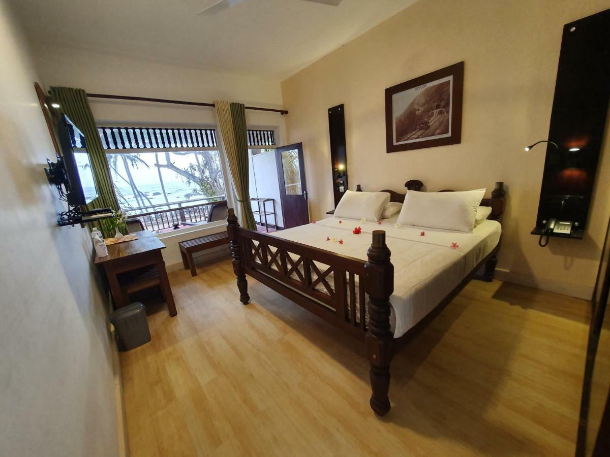 Sri Gemunu Beach Resort Unawatuna Exterior foto